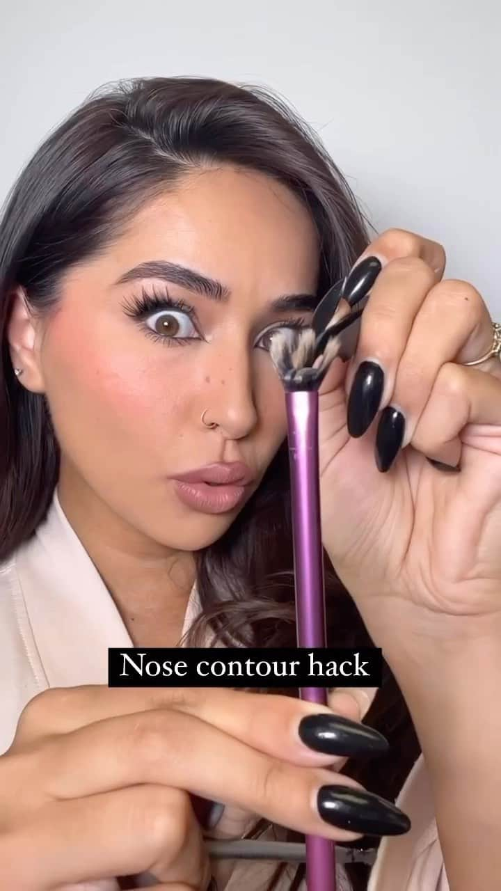 Makegirlzのインスタグラム：「“هذا الحيلة بتسهل عليكم كونتور الأنف! 😲✨”  “This viral nose hack is truly amazing! 😲✨”  Credit: @froartistry ❤️  makeup #mascara #makeuphack #makeupoftheday #mascarahack #makeuptime #lashes #lashhack #makeuplooks #mac #maccosmetics #boutiqaat」