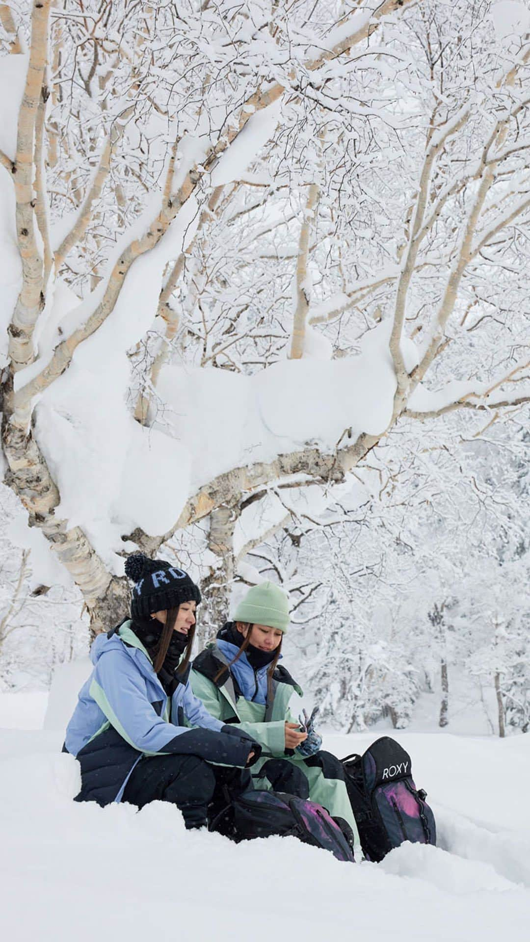 楠怜己のインスタグラム：「📍Asahidake, Japan.  Backcountry ski touring requires plenty of planing and preparation, not to mention the right gear. Take a look through @reimikusunoki bag of essentials as she preps for a day on the mountain with @kareniwadare」