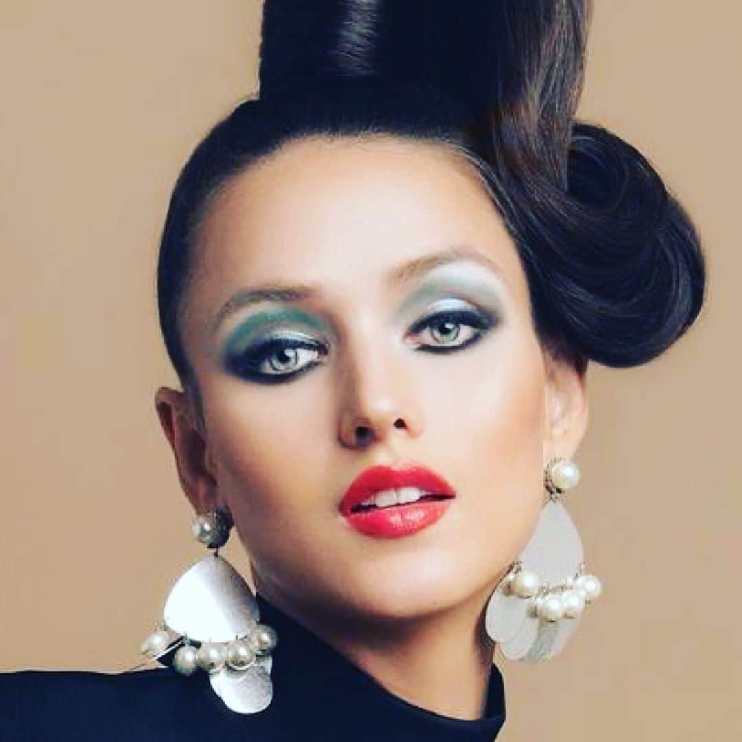 エリクソンビーモンのインスタグラム：「@ericksonbeamon earrings  Inspired by the great fashion goddess @veruschkalehndorff   🖤🖤🖤🖤🖤🖤🖤🖤🖤  #balmain #bazaarvietnam #ericksonbeamon #alexandergarstyle #fashionshoot」