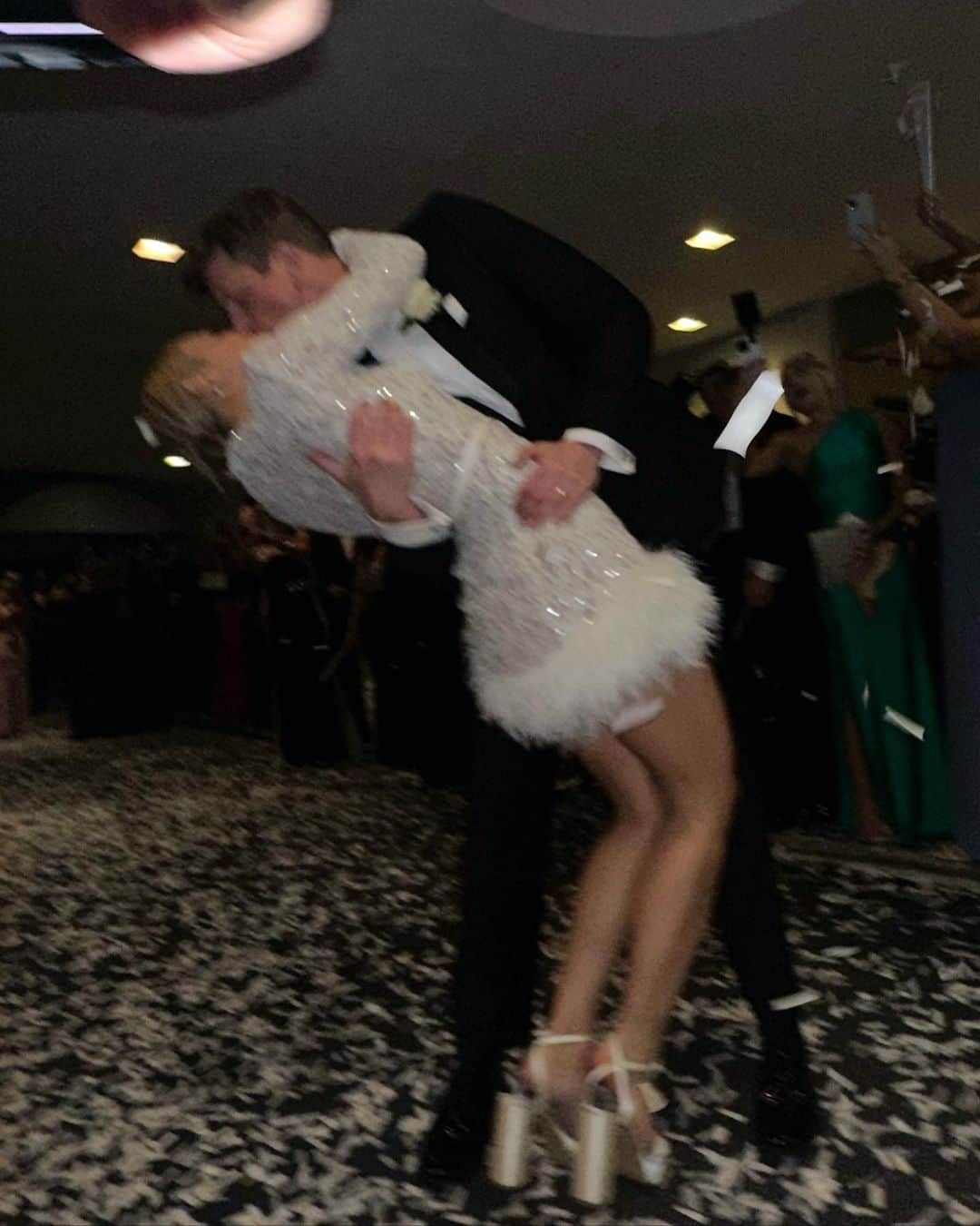 アリーシャ・マリーさんのインスタグラム写真 - (アリーシャ・マリーInstagram)「alisha goes to a wedding and spills her drinks on her dress part 235 🕊️💍  congrats mr and mrs KING 👑 @mattrking @patriciaeflach I love you both so much!!!」10月16日 1時31分 - alisha