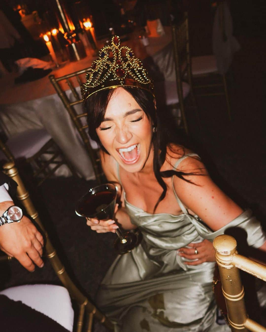 アリーシャ・マリーのインスタグラム：「alisha goes to a wedding and spills her drinks on her dress part 235 🕊️💍  congrats mr and mrs KING 👑 @mattrking @patriciaeflach I love you both so much!!!」