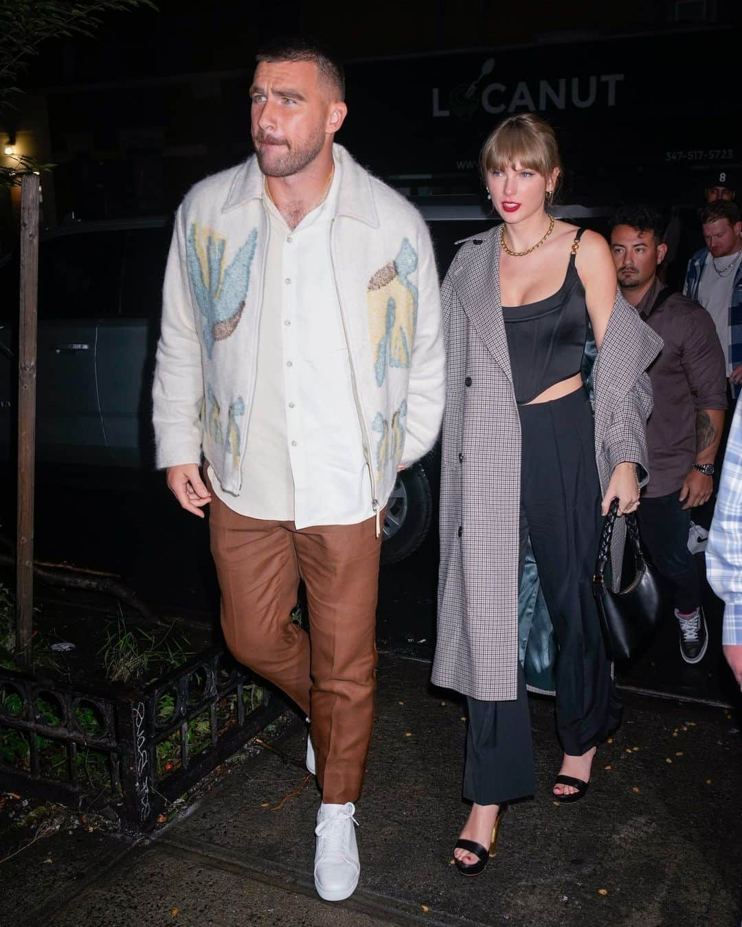 E! Onlineさんのインスタグラム写真 - (E! OnlineInstagram)「Welcome to New York, it's been waiting for Taylor Swift and Travis Kelce's hard launch. ✨ More on their #SNL date night at the link in bio. (📷: Getty)」10月16日 1時32分 - enews