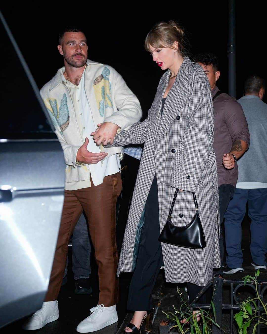 E! Onlineさんのインスタグラム写真 - (E! OnlineInstagram)「Welcome to New York, it's been waiting for Taylor Swift and Travis Kelce's hard launch. ✨ More on their #SNL date night at the link in bio. (📷: Getty)」10月16日 1時32分 - enews