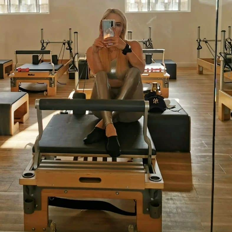 アンナ＝マリア・ガロヤンさんのインスタグラム写真 - (アンナ＝マリア・ガロヤンInstagram)「Reformer Pilates is not just about great posture and a rock-hard core. It is more than just a physical exercise and can radically enhance emotional and spiritual well-being, too. "Reformer" is complete coordination of body, mind, and spirit.🌞💪🧘‍♀️🫶  #reformerpilates #reformerworkout #positiveroutine #weekendwellspent #livelovelondon」10月16日 1時31分 - annamariagalojan