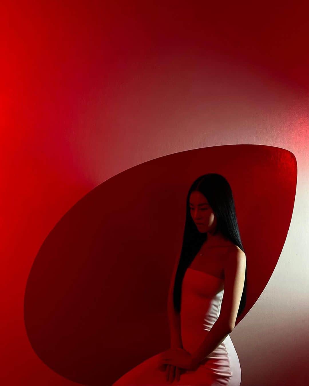 NATALIE LIAOのインスタグラム：「What it means to express myself, I am still discovering. What I unearth each day gives me delight. I may not know what lies ahead, but I do know what resides in my heart. That which I am remembering. So I seek and I shall find, all that it is I desire. ❤️  @studiofongminliao #FongMinLiao」