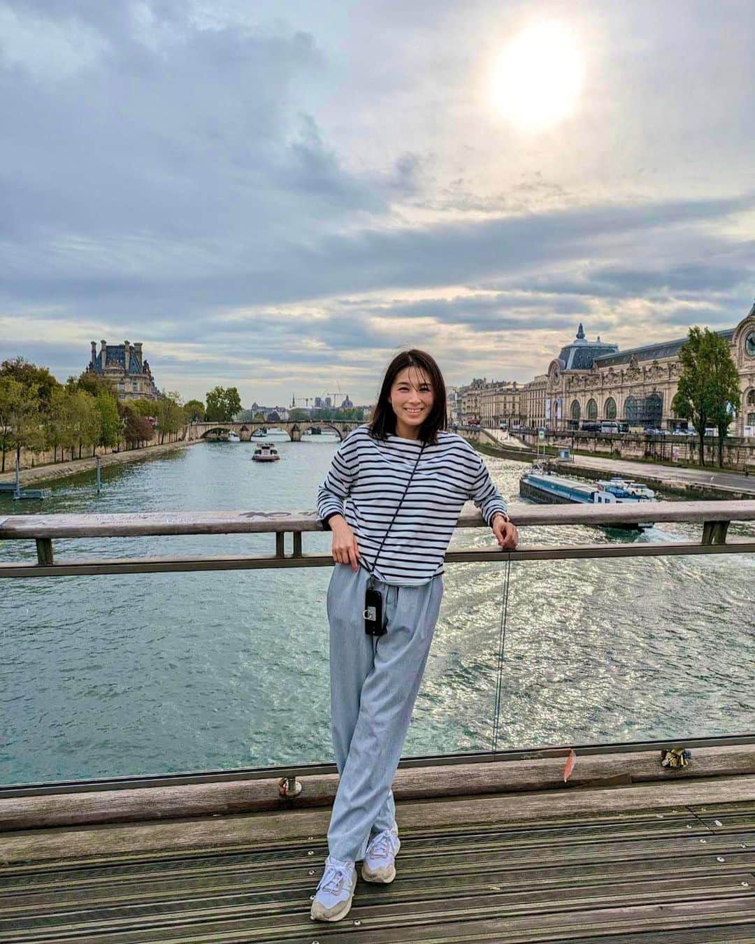 大橋夏菜のインスタグラム：「ここはフランス🇫🇷パリ✨  すごく美しい街だし、 建物も美術館も素晴らしすぎてどこへ行ってもただただ感動するのだけど、、  とにかく、 街中の歩きタバコ率がすごい！（←何度も言うけど、ほんと嫌！これが全てを台無しにしている。）  私だけならまだしも、 子供が近くにいてもお構いなし。  街中だけじゃなくて、 遊園地でも、小さな子供連れた人も、たくさんの子供達がご飯を食べているテラスでもお構いなしにタバコの煙を撒き散らしていて、マナーの悪さにうんざり。 （タバコの煙が体に悪いってことを知らないのかな。）  息子との初めての海外旅行なのにね。  私1人プリプリ怒りながらもまぁ楽しく過ごしています。←  #フランス旅行  #パリ #眼福旅行 #paris #息子と初めての海外」