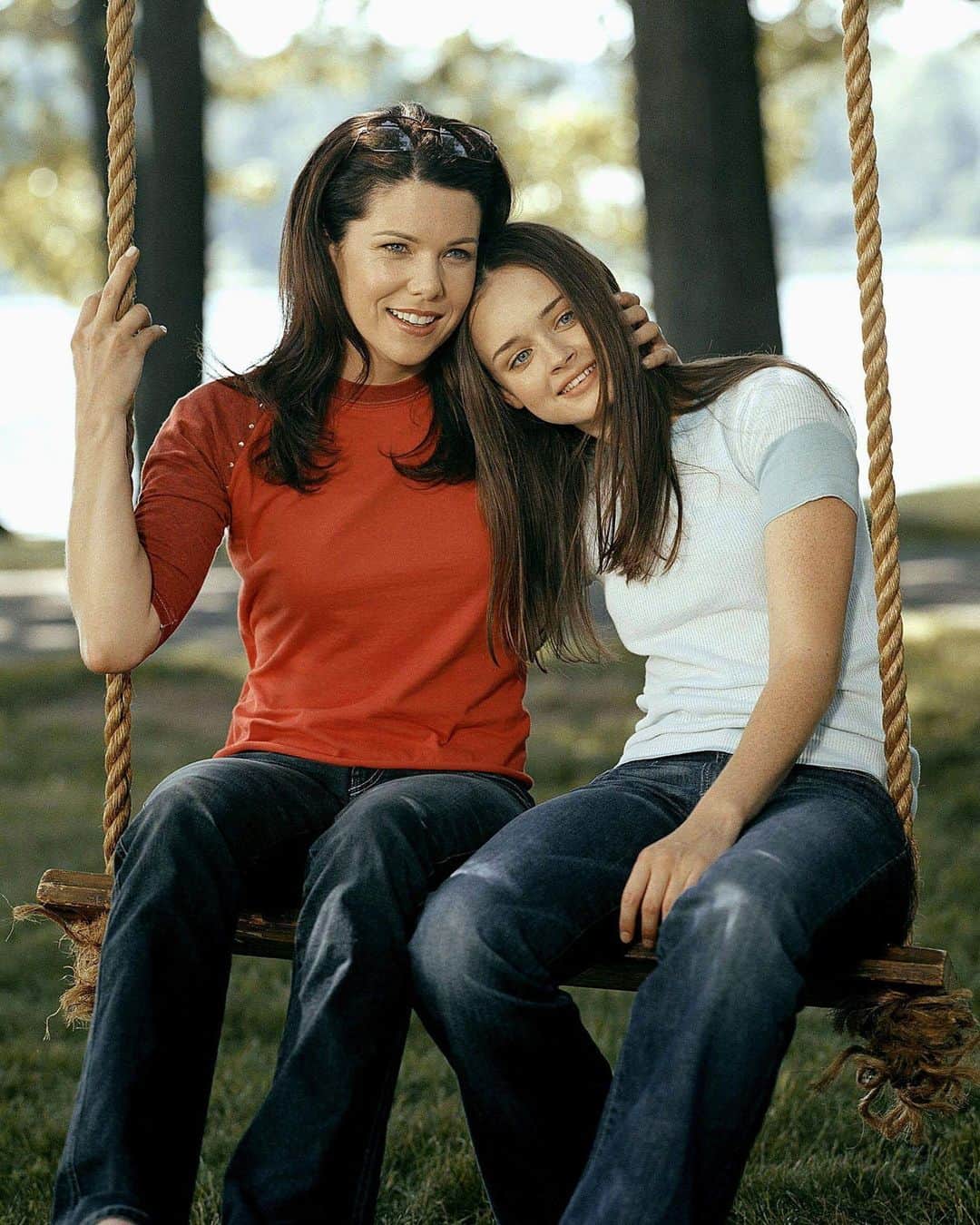 のインスタグラム：「“I’m 22 and I just watched #GilmoreGirls for the first time,” writes Vogue’s @AbrigailWilliams, who didn’t expect anything more than a soothing series to help ring in the colder months. So what did she think of the Noughties TV hit? She certainly didn’t expect to become so invested in the highs and lows of Stars Hollow’s favourite duo. From Lorelai’s incredible Y2K wardrobe to why Rory dropping out of Yale wasn’t that out of character, click the link in bio to read all of Williams’s reactions.」