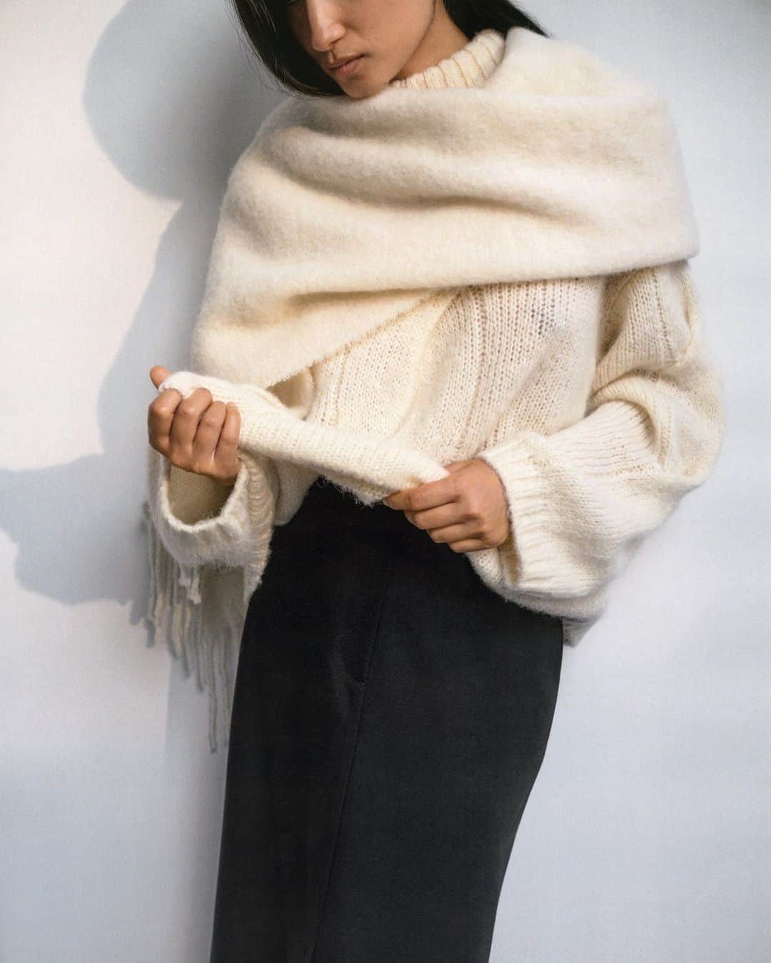 ARKETさんのインスタグラム写真 - (ARKETInstagram)「This high-neck cable knit jumper is made from a blend of alpaca and responsible wool (C815571RAF). This fuzzy style has a comfort-inducing, oversized silhouette. Styled here with  our Long Wool-Blend Skirt. Scarf coming soon. Explore the full edit: link in bio. - #ARKET」10月16日 2時00分 - arketofficial