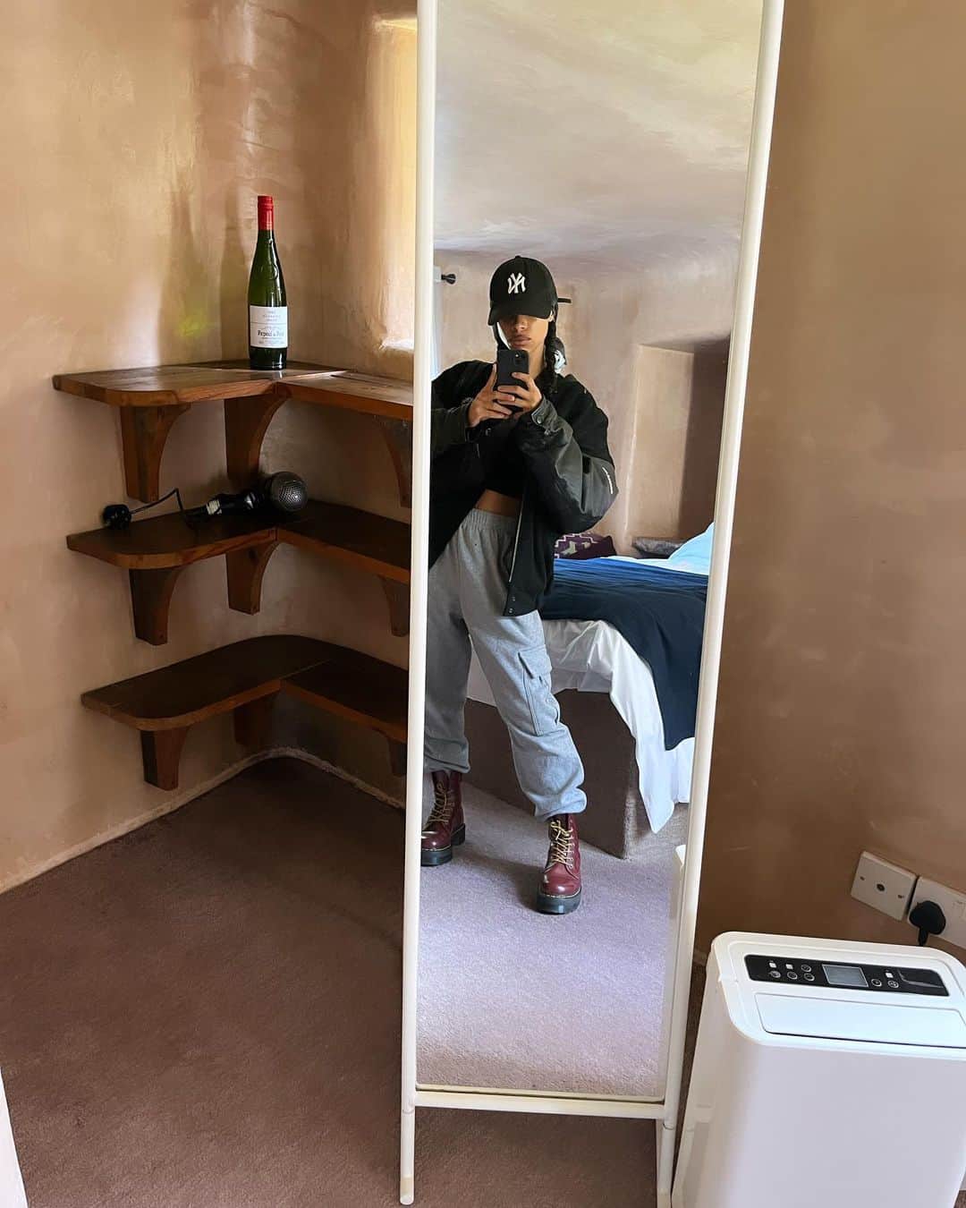 リアン・ラ・ハヴァスのインスタグラム：「Been working, learning, breathing and being grateful.. and that’s NOT my wine 😂☮️」