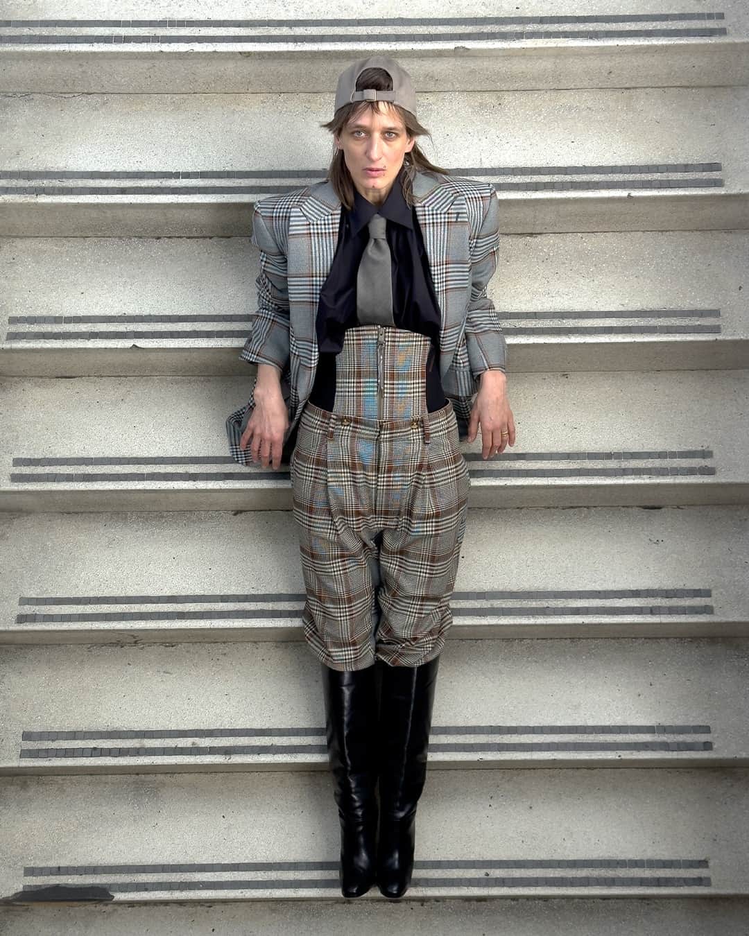 のインスタグラム：「Our loose-fit Macca Corset trousers feature this season's tartan pattern, complete with a removable corset-style waistband and a straight-leg silhouette.⁠ ⁠ Now available online and across our boutiques.⁠ ⁠ #VWAW2324」