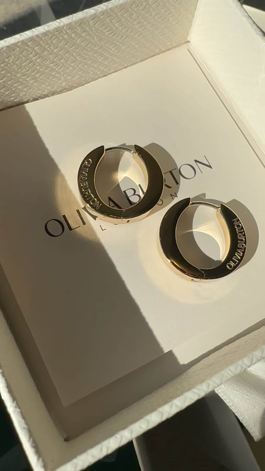 Olivia Burtonのインスタグラム：「Our Signature O gold-plated hoop earrings are the perfect accessory for an effortlessly chic look.  Tap to shop or head to our Covent Garden store.  #OliviaBurtonLondon #WomensJewellery #Earrings」