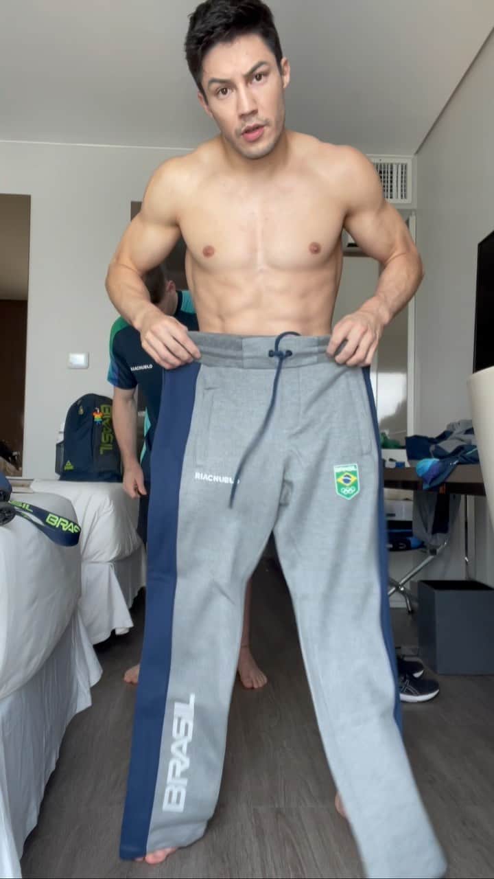 アルトゥール・オヤカワ・マリアノのインスタグラム：「GET UÉRI WITH ME (us*) para os Jogos Panamericanos 2023 Santiago!!!! Aquele look de viagem e tudo pronto para mais uma 🇧🇷💪🏻 Vem gente! Vamoo Brasil!   @diogo_s0ares  @timebrasil  #panams #panamericano #santiago2023 #chile #timebrasil #ginastica #riachuelo #grwm」