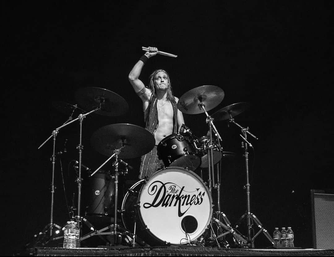 ルーファス・テイラーのインスタグラム：「We’re flying through this U.S tour! Chicago and Indianapolis went OFF last night and the day before. Detroit tonight 👊🏼 #thedarkness   📸 - @laurajerele」