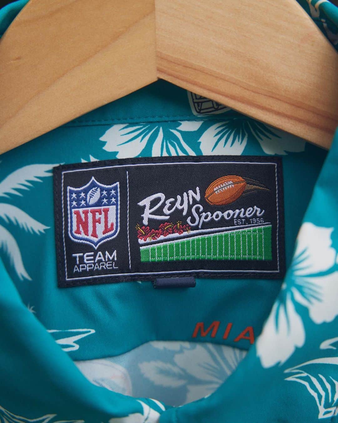 レインスプーナーのインスタグラム：「Get game day ready with Reyns. Now offering Aloha styles for all 32 teams. Available in store and online now.」