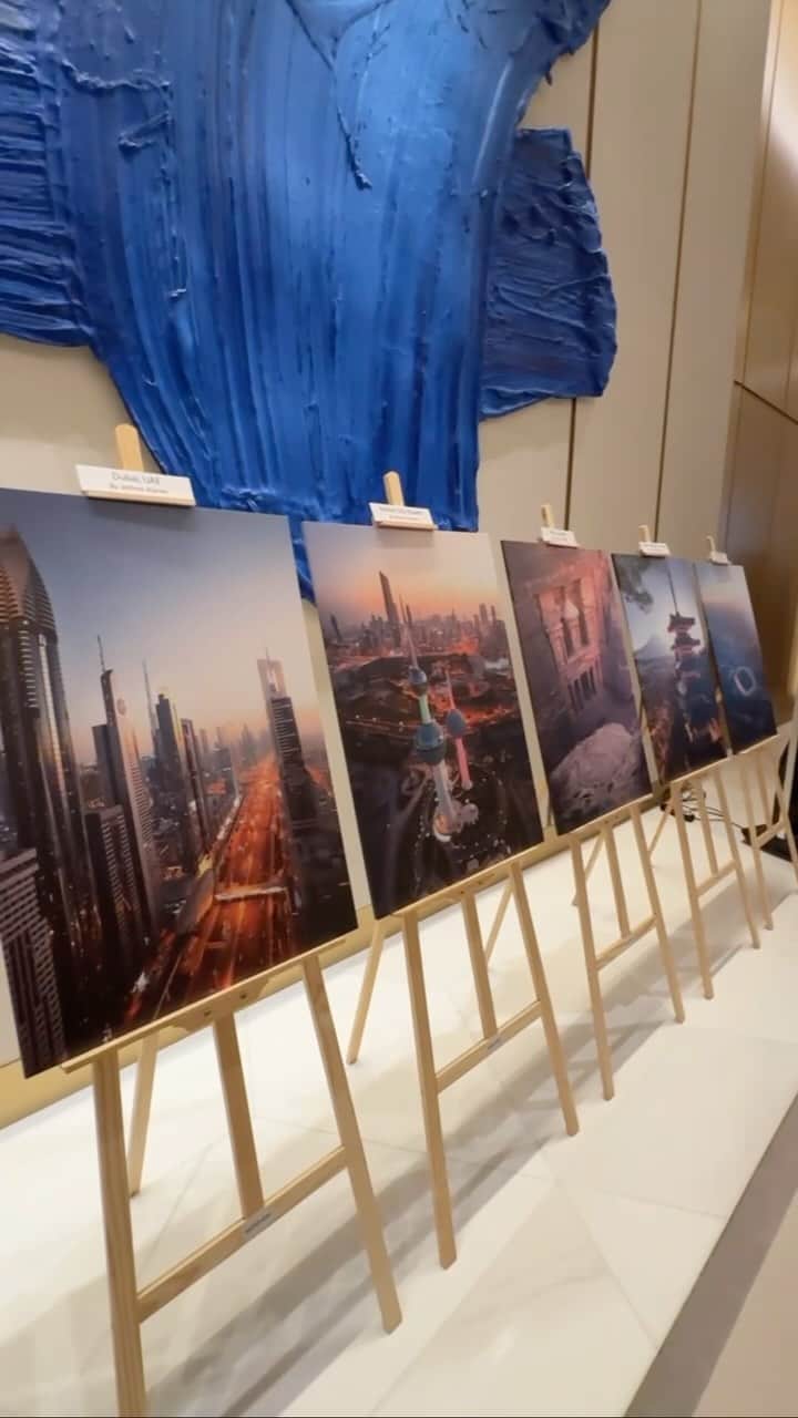 Earth Picsのインスタグラム：「@elona at Earthpix’s VIP lounge @worldtravelawards inside Atlantis The Royal in Dubai. Over 600 guests, including some of the travel industry’s top executives from various hotel brands, tourism boards, airlines, and other organizations, are attending. They all contribute to the travel industry’s economic success.   We’re honored to exhibit some of the work we’ve shared from creators around the world, which has been seen by millions of people over the years.  🎥 @jerometraveller」