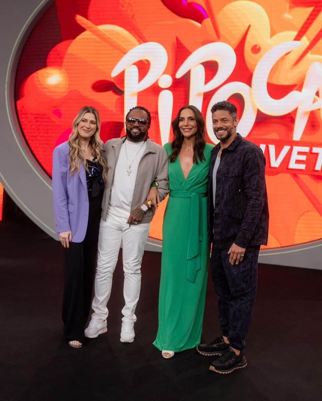イヴェッチ・サンガロのインスタグラム：「A diversão está garantida com meus amigos maravilhosos @danicalabresa @xandedepilares @paulinholessarj  Liga aí na @tvglobo que vai começar o #PipocadaIvete」