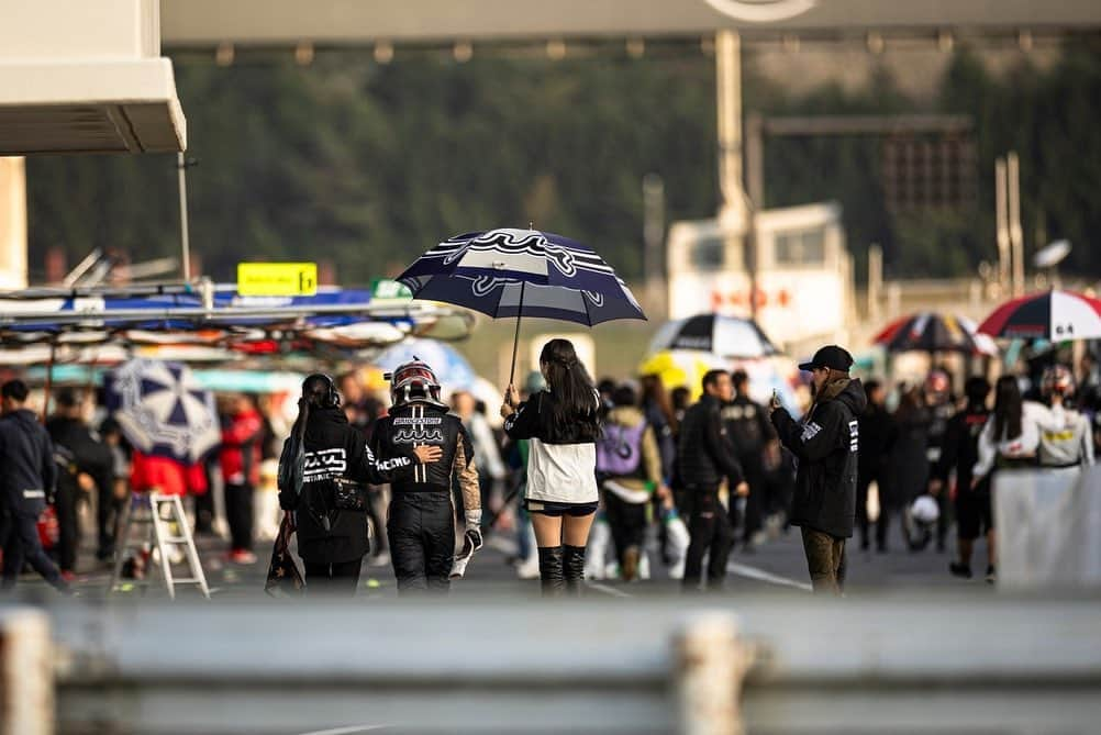 瀬谷ひかるさんのインスタグラム写真 - (瀬谷ひかるInstagram)「SUPERGT Rd.7 AUTOPOLIS  2号車muta Racing INGINGはポールポジションからのスタート、 熾烈なトップ争いの末に2番手でチェッカーを受けました🏁  450kmという長い長いレース。 あと一歩が見えていただけに本当に悔しくて、 けれどただ見守ることしか出来ない歯痒さで、 心臓がちぎれそうな思いでした。  けれど、昨日の公式練習と予選Q1Q2、 今日のウォームアップ走行と決勝2周目でのファステストラップ！ 今戦の2号車の速さはきっと沢山の方に届いたと信じています✊  泣いても笑っても次戦が最後です！ 最後の最後まで引き続き2号車の応援よろしくお願いします❤️‍🔥  寒かったので皆様どうかご自愛ください😌 最終戦もてぎでまたお会いしましょう！ 沢山の応援ありがとうございました！  #supergt #muta #mutaracing #mutaracingfairies #gr86 #gr86gt #ingingmotorsport #bridgestone #motorsport  #racequeen #model #japanesegirl #portrait #camera #スーパーgt #モータースポーツ #オートポリス #レースクイーン」10月16日 2時05分 - seyasy__h