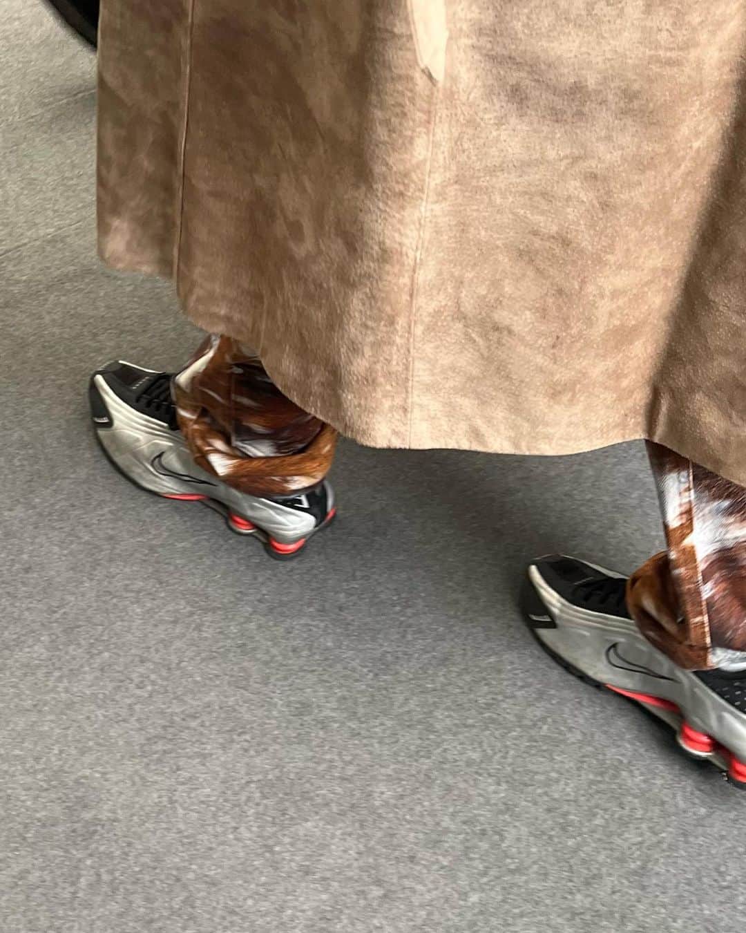 エルエヌシーシーのインスタグラム：「Looking at clothes whilst looking at art…  What people wore @friezeofficial 2023」