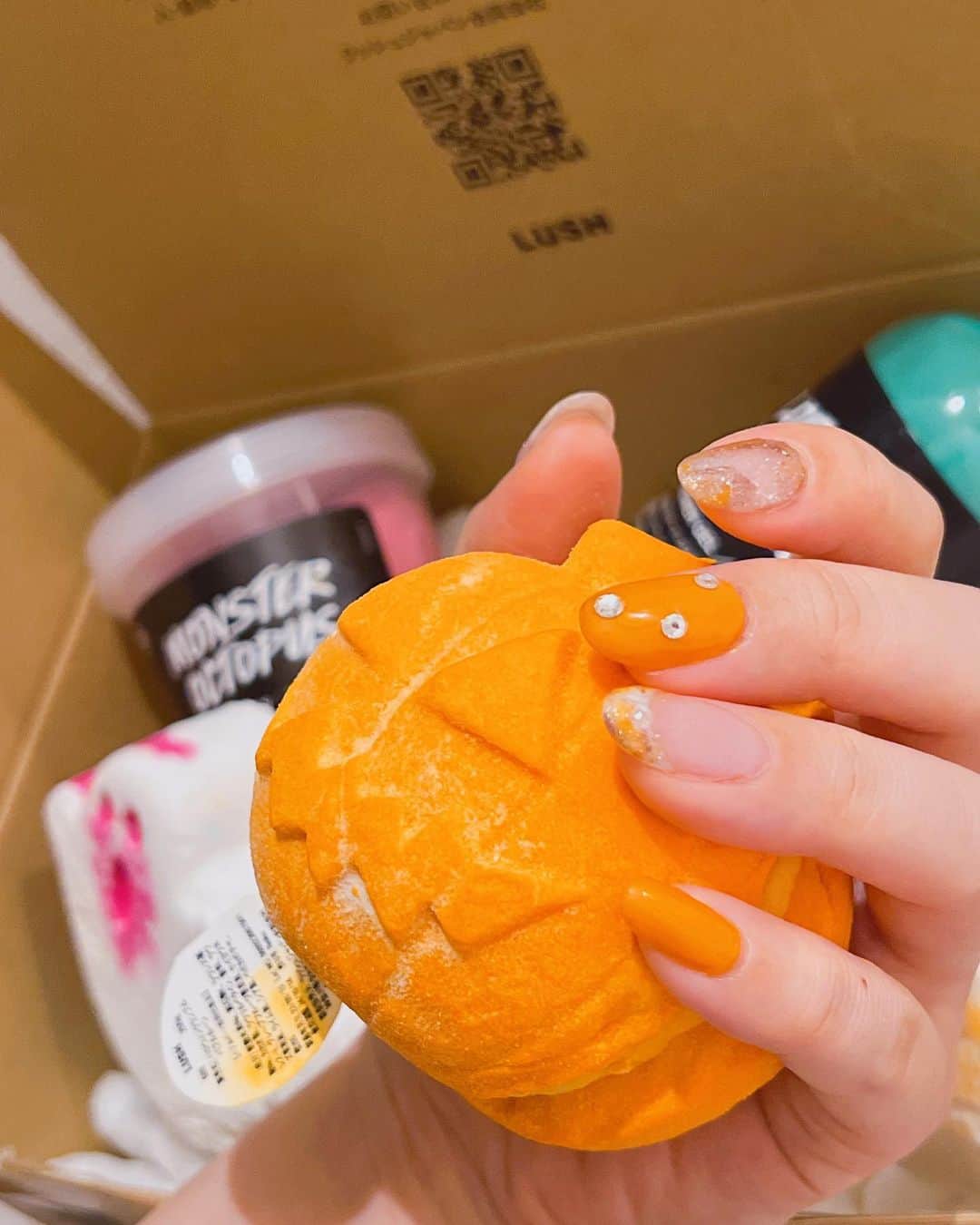 新希咲乃さんのインスタグラム写真 - (新希咲乃Instagram)「季節ならではの楽しみって素敵。 @lushjapan のハロウィンの新作🦇🕸 ネイルも同じではっぴー💅🏻  今日はアメリカに行ってくるよ〜🇺🇸 泊まる場所はベニスビーチの近くなんだけど 初のLA楽しみー！！めっちゃ防犯気をつけてて全然お洒落してないけど写真たくさん撮りたいな📷 ハワイしか行ったことないからドキドキしちゃう🤭 ストーリー見に行きてね〜♡  その辺であったらぜひDMでもコメントでも教えてね！！！   #lush  #ラッシュ  #ハロウィン  #Halloween  #lushhalloween  #バスボム  #ネイル  #ハロウィンネイル」10月16日 11時50分 - niki_sakino