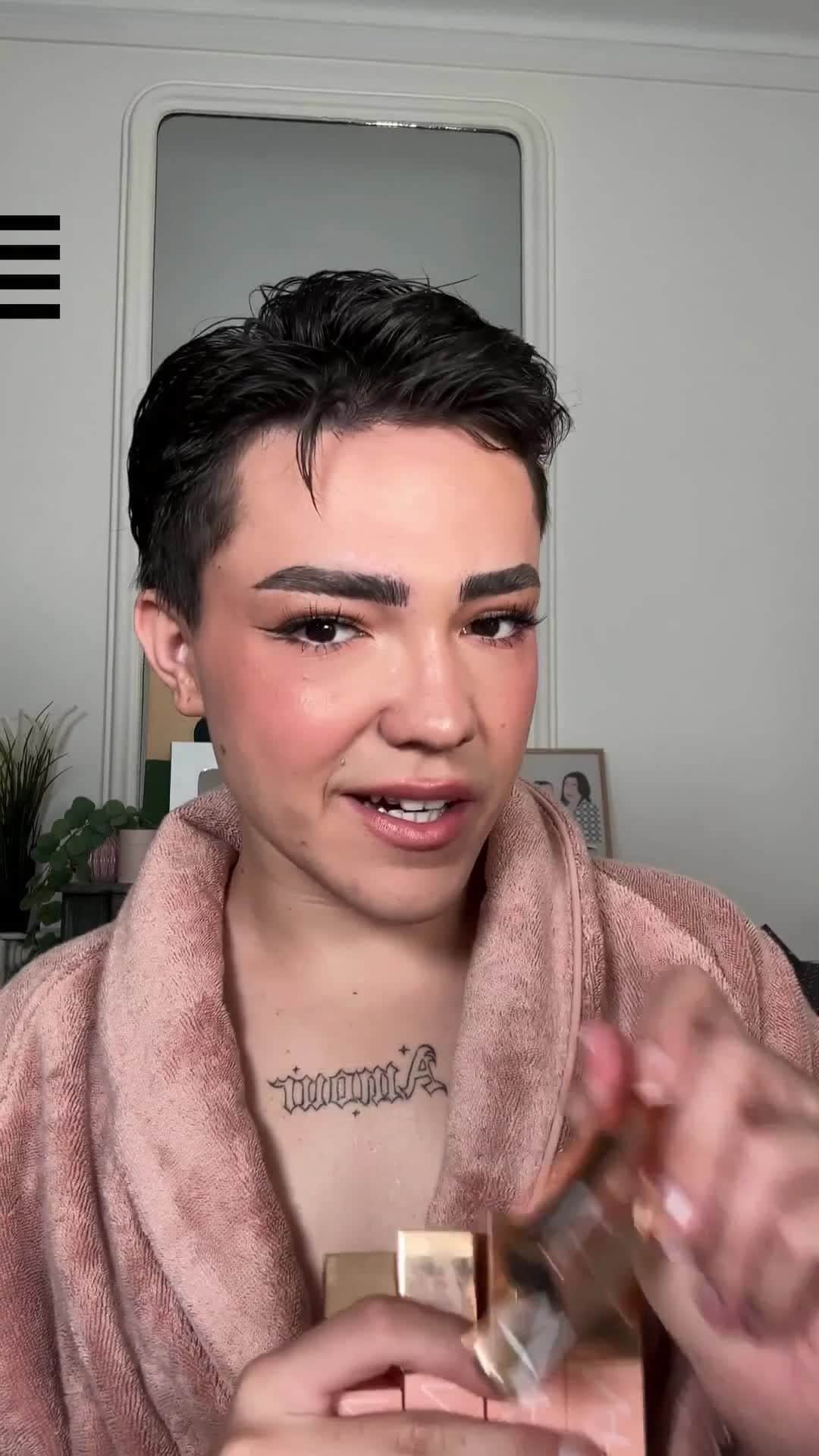 セフォラのインスタグラム：「Prêt·es à découvrir le makeup ultra frais et lumineux concocté par @fabiancrfx avec les produits @narsissist ? 👀⁣ ⁣ ✨ Fond de teint fluide Light Reflecting ⁣ ✨ Anticernes Radiant Creamy⁣ ✨ Blush liquide Afterglow⁣ ✨ Eyeliner liquide Climax ⁣ ✨ Mascara volume Climax ⁣ ✨ RAL Afterglow - teintes 777 Orgasm et 208 Devotion⁣ ⁣ Commente si ces nouveautés Afterglow te font de l'œil. 🤩⁣ ⁣ Et n'oubliez pas, vous pouvez retrouver le bus NARS sur le parvis de Saint-Lazare jusqu'au samedi 14 octobre 20H, plus d'info en story ⁣ ⁣ Uniquement chez Sephora⁣ #SephoraFrance #makeup ⁣」
