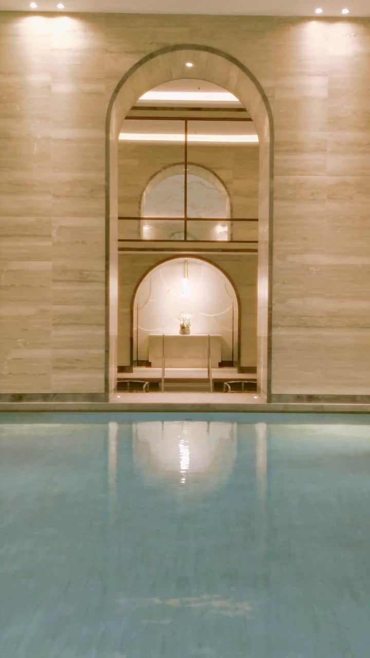 のインスタグラム：「Experience a tailormade, energizing wellness program capturing Guerlain’s expertise in movement, nutrition, mindfulness, and longevity, imagined in partnership with @pillarwellbeing. ​  Indulge in the exclusive “Spirit of London” treatment to calm the body, mind and spirit after your journey.​  Discover an ultra-personalized approach to the dynamic balance of well-being and holistic resynchronization, restoring peace and harmony from within.​  The Art of Wellness by Guerlain at @raffleslondon.theowo.​  #GuerlainSpa  #GuerlainSkincare  ​#Wellness #London #PillarWellbeing」