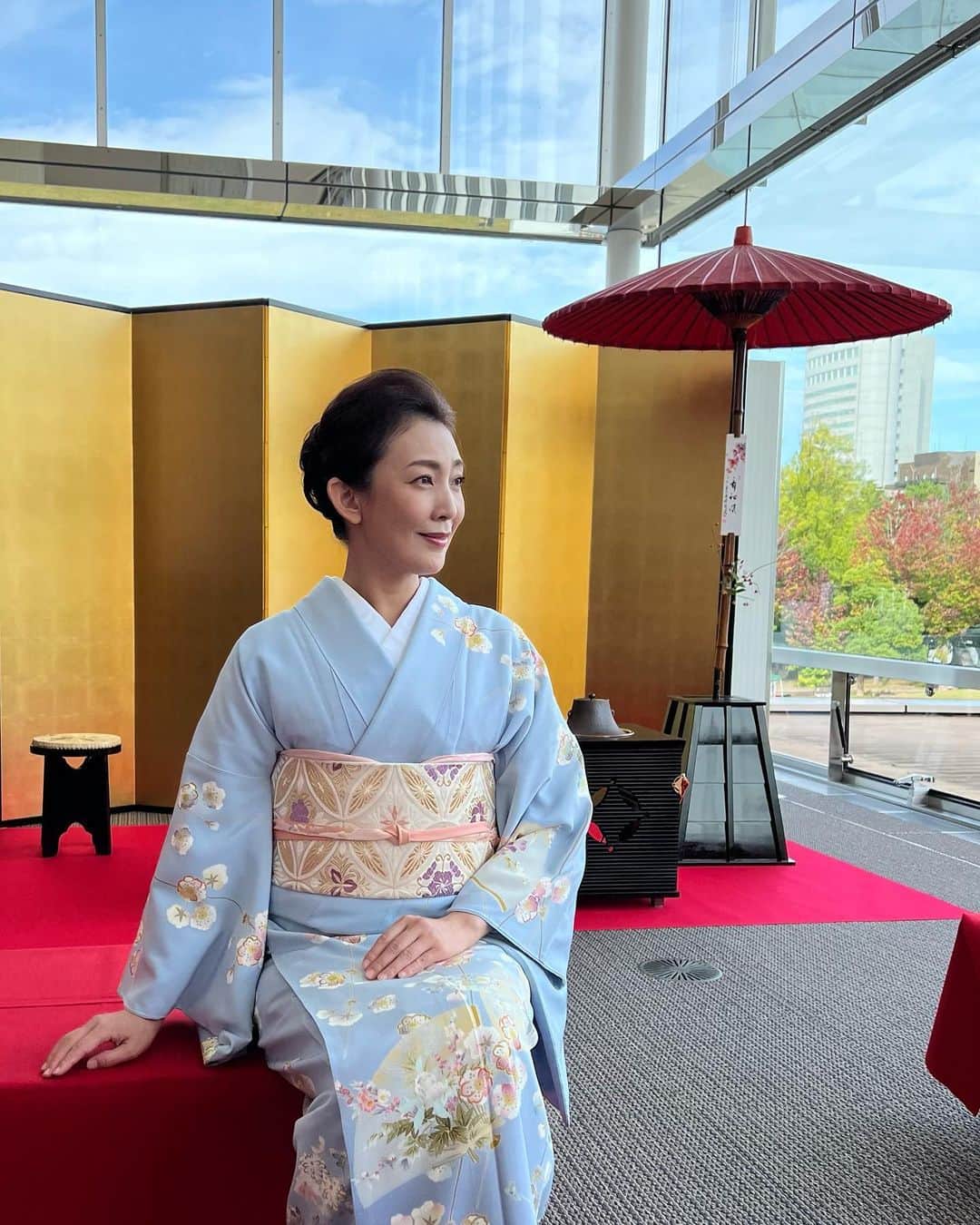 田中美里さんのインスタグラム写真 - (田中美里Instagram)「10月16日（月）は北國新聞でのエッセイ「ゲベタのまあるい日々」の掲載日です。  今回は14日から開催された「いしかわ百万石文化祭2023」の事を書きました。  加賀友禅独特の技法「虫喰い」自然のありのままの美しさ、不完全の美を感じられる加賀友禅がとても好きです。  その加賀友禅を着て14日には同じく大会アンバサダー#新田さちか さん（写真2枚目）と開幕セレモニー、そしてオープニンイベントのトークショーに参加してきました。 さちかさん、とっても美しくて、トークも楽しかったです。  「いしかわ百万石文化祭2023」は11月26日までイベントが盛りだくさん。是非、期間中に石川県に遊びに来てくださいね。  エッセイは北國新聞DIGITALでも読むことができます。  https://www.hokkoku.co.jp/category/owned/misato-to-minami  よかったら読んでみてくださいね。  #北國新聞 #エッセイ #ゲベタのまあるい日々 #いしかわ百万石文化祭2023 #加賀友禅」10月16日 8時07分 - misatotanaka77