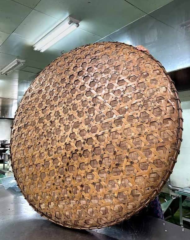 竹虎のインスタグラム：「網代編みした竹ざるの裏面を、六ツ目編みで補強している竹ざるがあります。これは、味噌作りをするために必要な竹ざるの耐久性を高める工夫です。 . 現在の日本では60センチ（2尺）でも大きな方だと思いますが、画像の竹ざるは3.5尺ですから約105センチもあります。まだまだ4尺（120センチ）や5尺（150センチ）というような大きな竹ざるも、かつては使われてきました。 . #竹虎 #虎斑竹専門店竹虎 #山岸竹材店 #竹虎四代目 #TAKETORA #竹製品 #竹細工 #竹工芸 #竹 #キッチン雑貨 #暮らし #網代編み #六ツ目編 #bamboo #bamboocraft #竹ざる #干しざる #えびら #梅干しざる #梅干し #土用干し #網代編み #ふたえばら #暮らしを楽しむ #竹のある暮らし #真竹 #二重竹ざる #国産竹ざる」