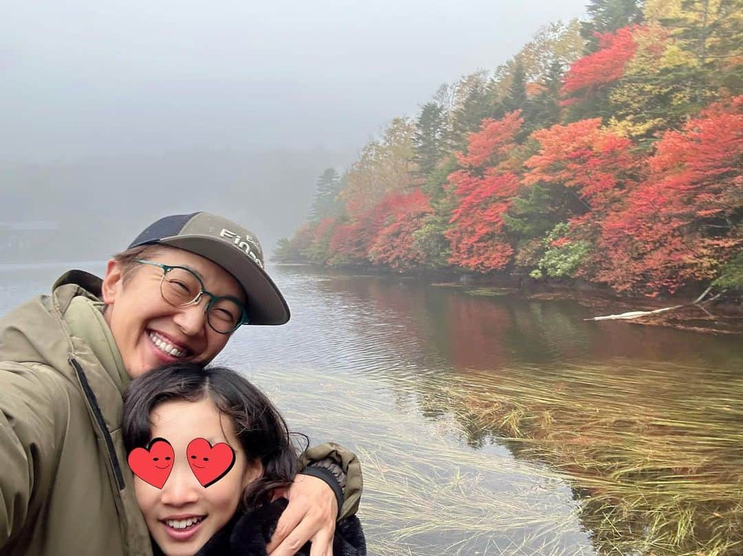 金子貴俊のインスタグラム：「娘と長野県は白駒池に紅葉を見に行ってきました！ 高見石小屋の揚げパンが食べたいと言う娘のリクエストに応えて、片道3時間ちょっと、歩いて1時間ほどかけて、揚げパンを食べに✨ 白駒池の紅葉は1番の見ごろを迎えていました。 天気は微妙でしたが、それでも鮮やかな紅葉に感動！ 娘も「綺麗〜」と目をキラキラさせておりました。 娘と2人でとっても素敵な時間を過ごせて良い思い出ができました♫  #白駒池#紅葉#山#トレッキング#高見石小屋」