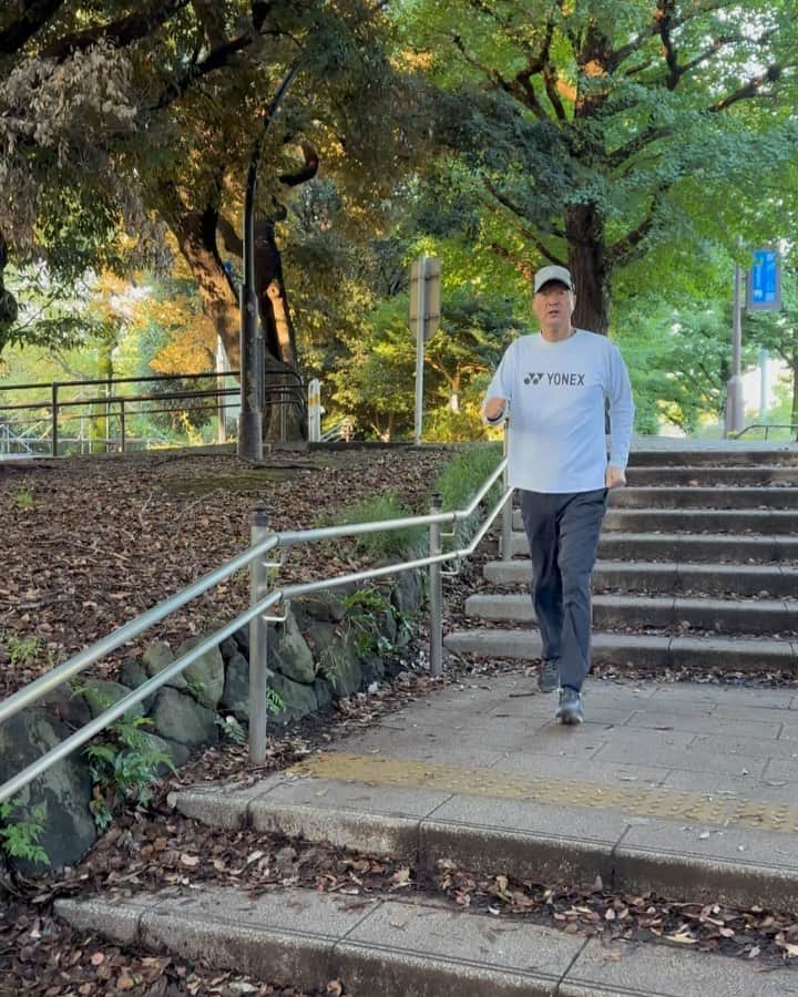 金石昭人のインスタグラム：「カネやん散歩🚶  雨上がりの朝は、空気が澄んで一段と気持ちいいねー‼️  動くと誰かに会える😄 今朝は 日本ハムファイターズ スカウト顧問の 山田正雄さんにお会いできた⚾️😄  今日も一日動くぞ〜👍  どや  #カネやん散歩 #雨上がりの朝 #気持ち良さ倍増 #動けば誰かに会える #日本ハムファイターズ #スカウト顧問 #山田正雄 さん #嬉しいねぇ #どや」