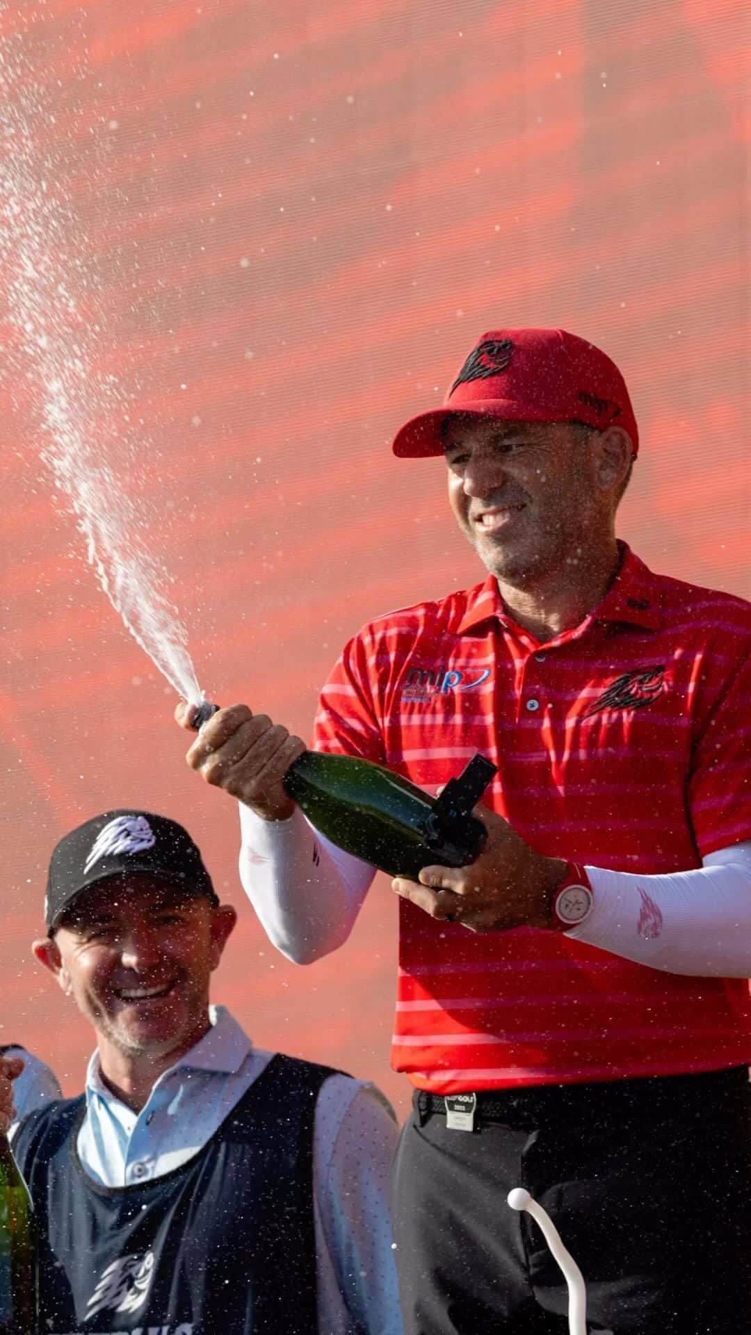 のインスタグラム：「Great W today for the team in Jeddah — ☄️ Looking forward to closing out this year strong. Proud of these guys @abrahamancer @carlosortizgolf @eugeniochacarra」