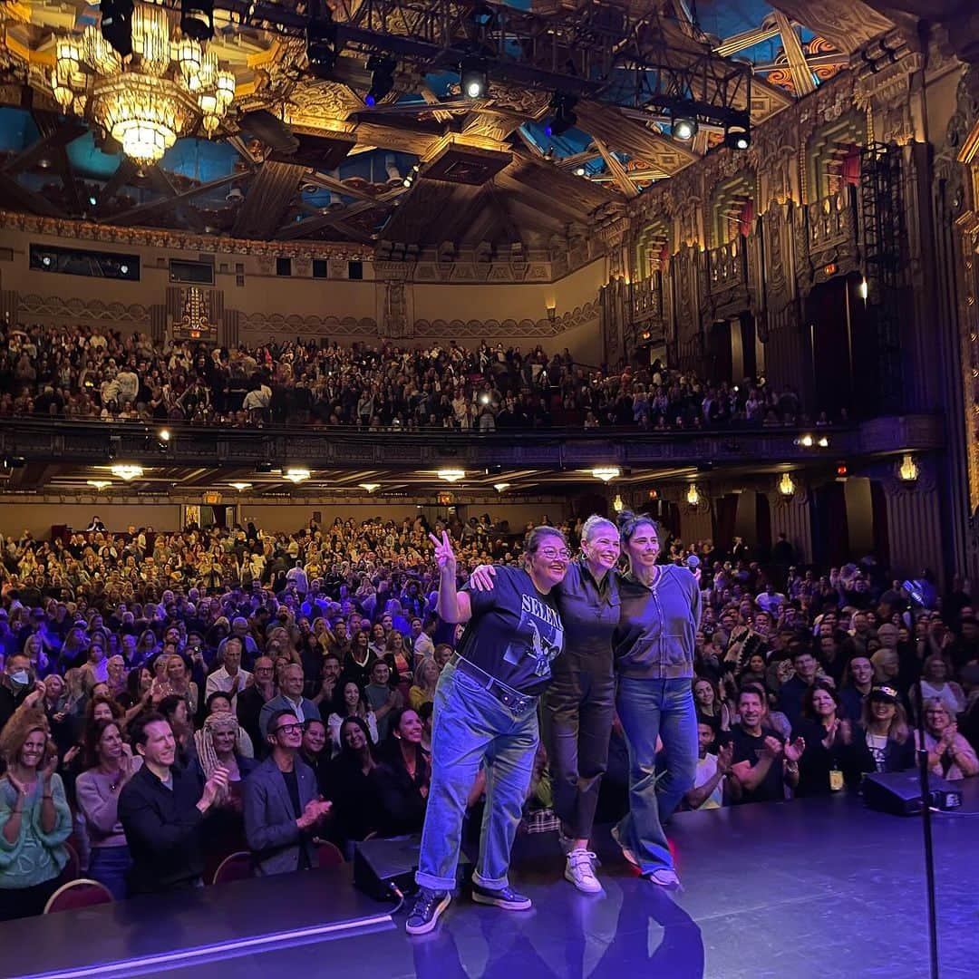 チェルシー・ハンドラーのインスタグラム：「Night One at the @hollywoodpantagestheatre with my dear @vanessagcomedy and @sarahkatesilverman! Thank you to the Pantages for two nights of laughter and medicine. We needed it and thanks everyone to coming out!!   This weekend: Cleveland - Oct. 20th Columbus - Oct. 21st Pittsburgh - Oct. 22nd  Tickets at ChelseaHandler.com」