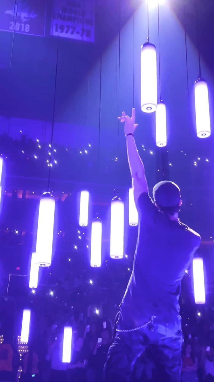 エンリケ・イグレシアスのインスタグラム：「🤟🤟🤟🤟🤟 #TheTrilogyTour Toronto see you Tuesday!」