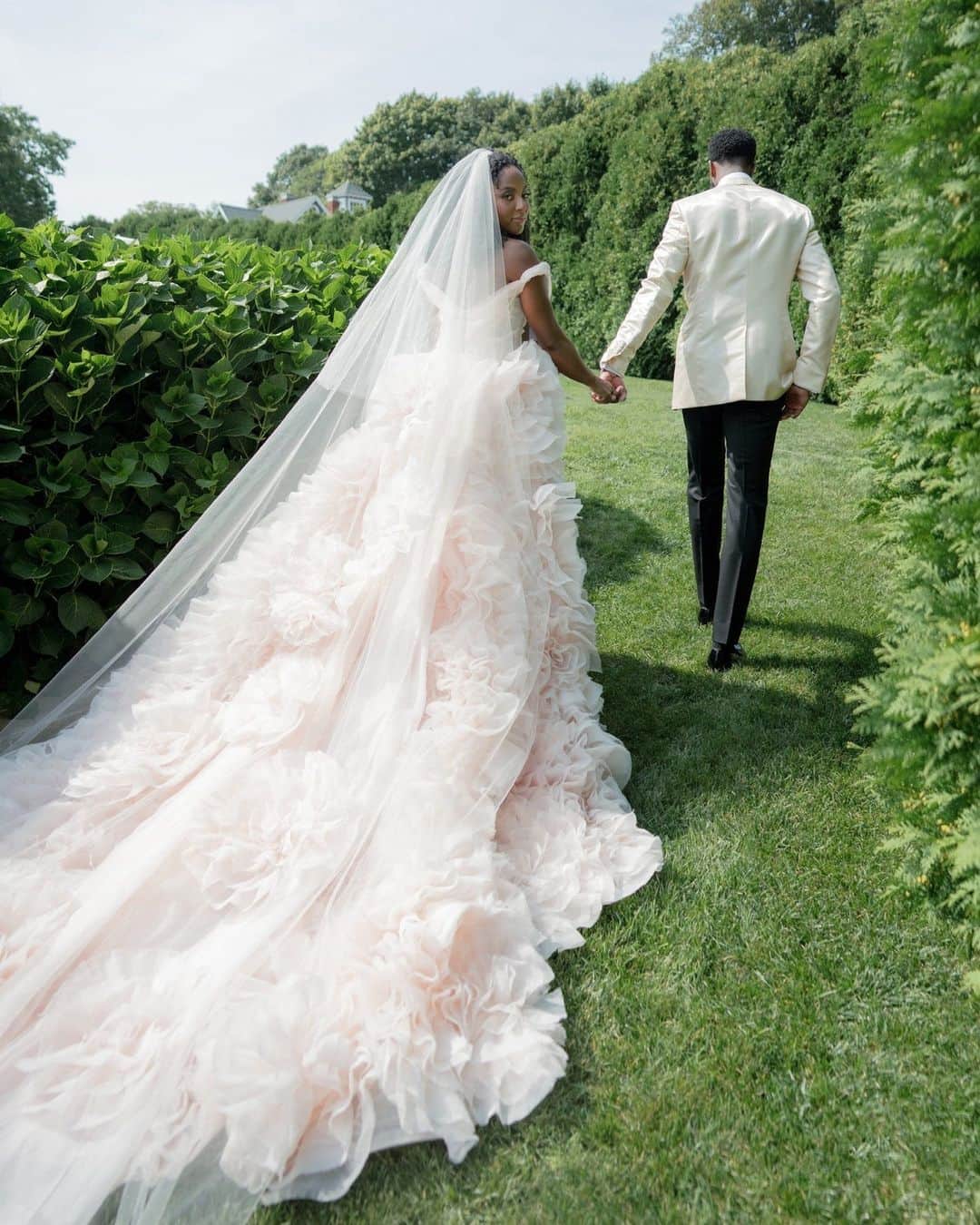Vogueさんのインスタグラム写真 - (VogueInstagram)「Before their picturesque dream wedding at the bride's family home on Martha's Vineyard, @chelseagrainjefferson and @amilejefferson met as freshmen at Duke University through a series of orchestrated meet-cutes by the bride's friend and now Maid of Honor. Eight years later, on August 16, 2021, Amile, who is a former NBA basketball player, proposed to Chelsea, a graduate student at Harvard Business School and the former manager of original film content strategy and analysis at Netflix, in her family's backyard on Martha's Vineyard while her parents, brother, and grandmother looked on through the back window. The decision for the couple to wed in the same place they were engaged was easy.   "Over a decade before Brown v. Board of Education and desegregation in the United States, Martha's Vineyard was a diverse island with Indigenous, Black American, and many immigrant communities," Chelsea says. "I met my closest friends, learned to ride my bike and drive a car there. It was the only place where I got to spend time with other Black kids, see girls on the beach who looked like me, donning the same stretch marks forming around their hips and hair growing by the second with the humidity. It was the first place I ever felt that I belonged—it was home. I moved every few years my entire life, but my constant was the island. Every summer since I was born, I knew I'd get to reunite with my friends and family on Martha's Vineyard." See every photo from the couple's fairytale wedding at the link in our bio. Photos: @corbingurkin」10月16日 3時00分 - voguemagazine