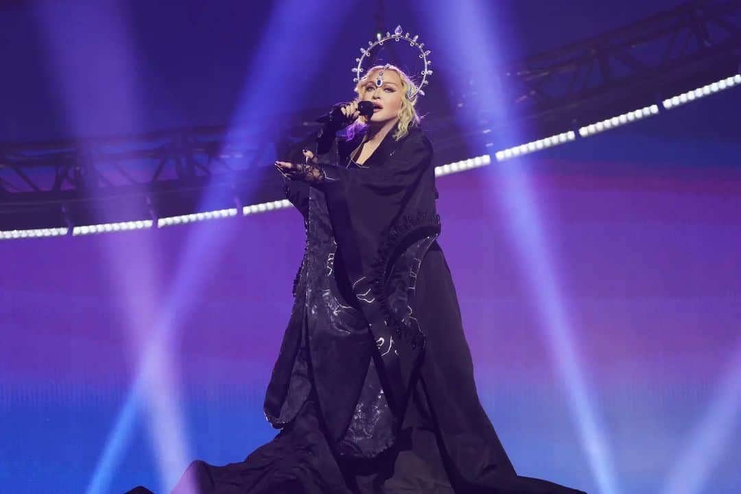 ELLE Polandさんのインスタグラム写真 - (ELLE PolandInstagram)「Madonna zostawiła za sobą problemy zdrowotne i w świetnej formie wróciła na scenę. Wczoraj w Londynie wystartowała wyczekiwana trasa koncertowa Celebration Tour. 65-latka wykonała ponad 40 przebojów stworzonych na przestrzeni czterech dekad kariery.   „Jak udało mi się dotrzeć tak daleko? Dzięki Wam. Jednak sobie samej też przypiszę część zasług” – powiedziała ze sceny. Naoczni świadkowie sentymentalnego show mają na to tylko jedną odpowiedź – wszystkie laury należą się królowej popu 👏  📷: Getty Images  #madonna #celebrationtour」10月16日 2時57分 - ellepolska