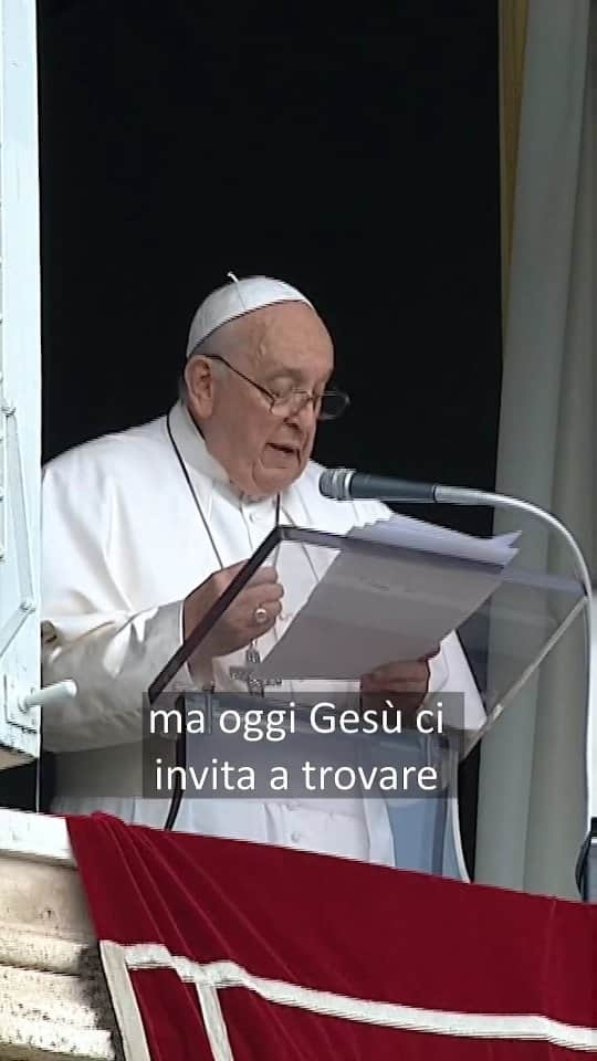 フランシスコ（ローマ教皇）のインスタグラム：「ES: Hermanos y hermanas, ¡cuántas veces no atendemos a la invitación de Dios porque estamos empeñados en pensar en nuestras cosas! A menudo luchamos por tener nuestro tiempo libre, pero hoy Jesús nos invita a encontrar el tiempo que nos libera: el tiempo para dedicar a Dios. En la Misa, en la escucha de la Palabra, en la oración y también en la caridad. Muchos, sin embargo, piensan que estas cosas son "pérdidas de tiempo", y por eso se encierran en su mundo privado; y esto es triste. Y esto genera tristeza. ¡Cuántos corazones tristes! Porque están cerrados.  IT: Fratelli e sorelle, quante volte non ci curiamo dell’invito di Dio perché intenti a pensare alle nostre cose! Spesso si lotta per avere il proprio tempo libero, ma oggi Gesù ci invita a trovare il tempo che ci libera: quello da dedicare a Dio. Nella Messa, nell’ascolto della Parola, nella preghiera e anche nella carità. Tanti, però, pensano che queste cose siano “perdite di tempo”, e così si chiudono nel loro mondo privato; ed è triste. E questo genera tristezza. Quanti cuori tristi! Per questo, perché chiusi.  EN: Brothers and sisters, how many times do we fail to heed God’s invitation, because we are intent on our own affairs! Often, we struggle to have free time, but today Jesus invites us to find the time that frees: the time to dedicate to God. In the Mass, in listening to the Word, in prayer and also in charity. Many, however, think that these things are a “waste of time”, and so they lock themselves away in their private world; and it is sad. And this generates sadness. How many sad hearts there are!  PT: Irmãos e irmãs, quantas vezes não atendemos ao convite de Deus porque estamos ocupados pensando em nossas coisas! Muitas vezes lutamos para ter nosso próprio tempo livre, mas hoje Jesus nos convida a encontrar o tempo que liberta: o tempo para dedicar a Deus, na Missa, na escuta da Palavra, na oração e também na caridade. Muitos, porém, acham que essas coisas são “perda de tempo” e, por isso, fecham-se em seu mundo particular. E isso é triste. Isso gera tristeza. Quantos corações tristes! Por causa disto, porque fechados.  #papafrancesco #angelus #vaticannewsit」