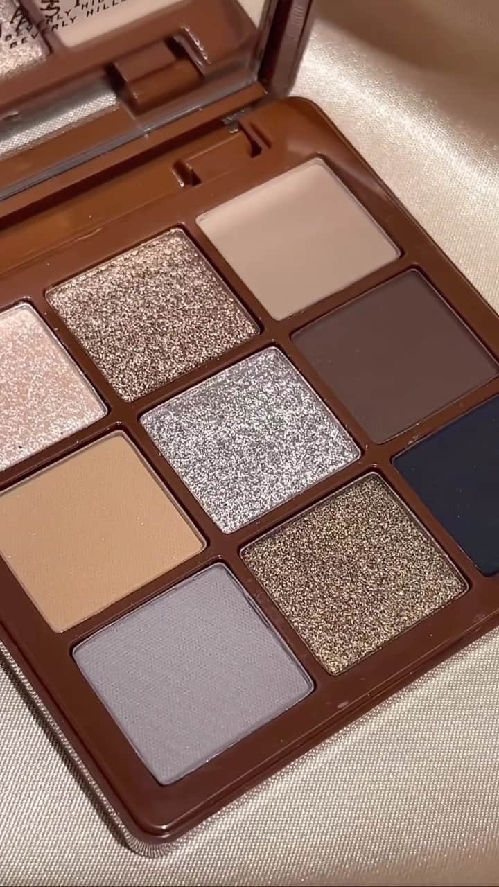 Anastasia Beverly Hillsのインスタグラム：「Team Sultry or team Modern Renaissance? 👀 Comment your fave below and make room in your collection for both at the link in our bio! 🔥  📸: @makeupbykay_19 (she/her)  #AnastasiaBeverlyHills」