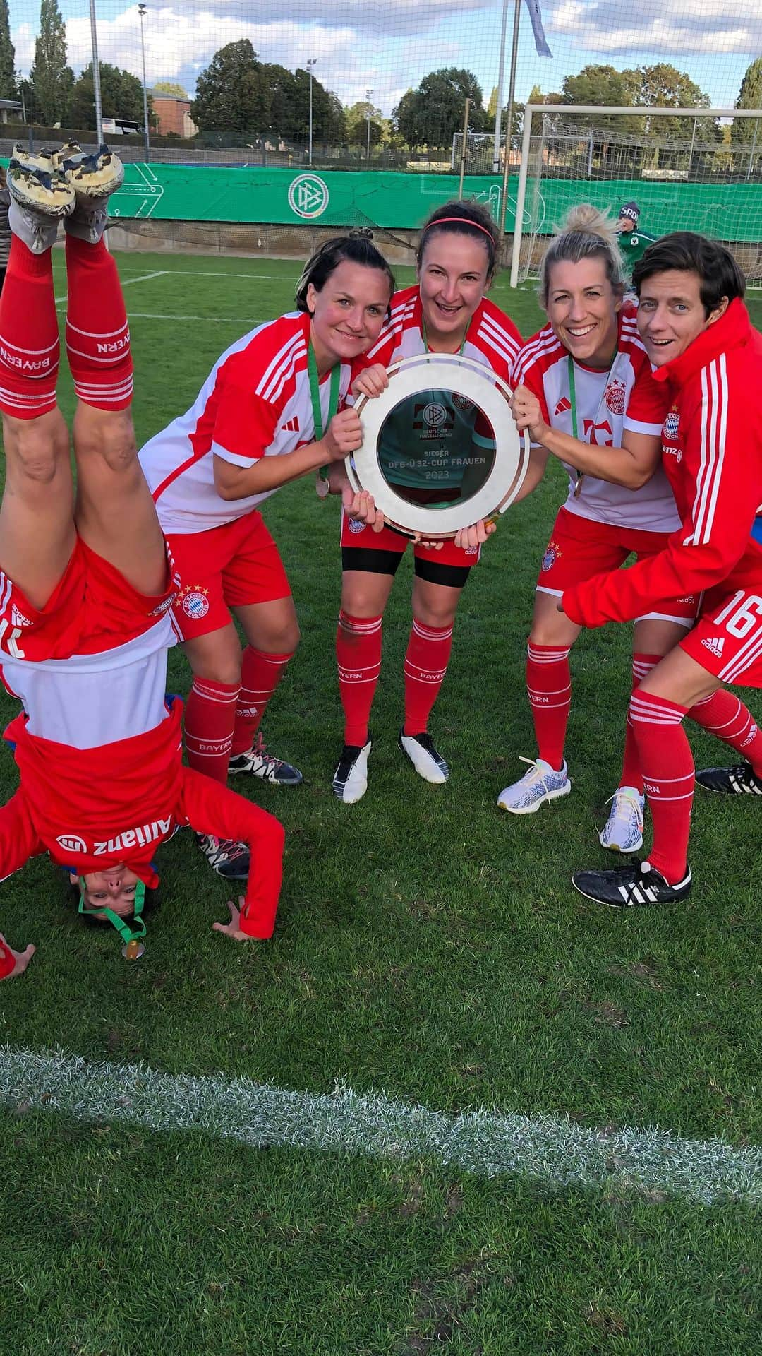 Verena Faisstのインスタグラム：「Deutscher Fußball Meister FCB 🏆 Erfolgreiches Wochenende in Berlin mit der Ü32, Ü40 & Ü50 🚀Endlich hats mit dem FCB-Meistertitel & der Schweers auch geklappt 🤝🏼 Danke fürs mich aushalten ihr Damen und guten Wochenstart vom neuen Reel Profi 😄🙋🏼‍♀️ #deutschermeisterwirdnurderfcb  #ü32 #zinetmits #radar #fünftorewoevi #resmiti #oldiesbutgoldies」