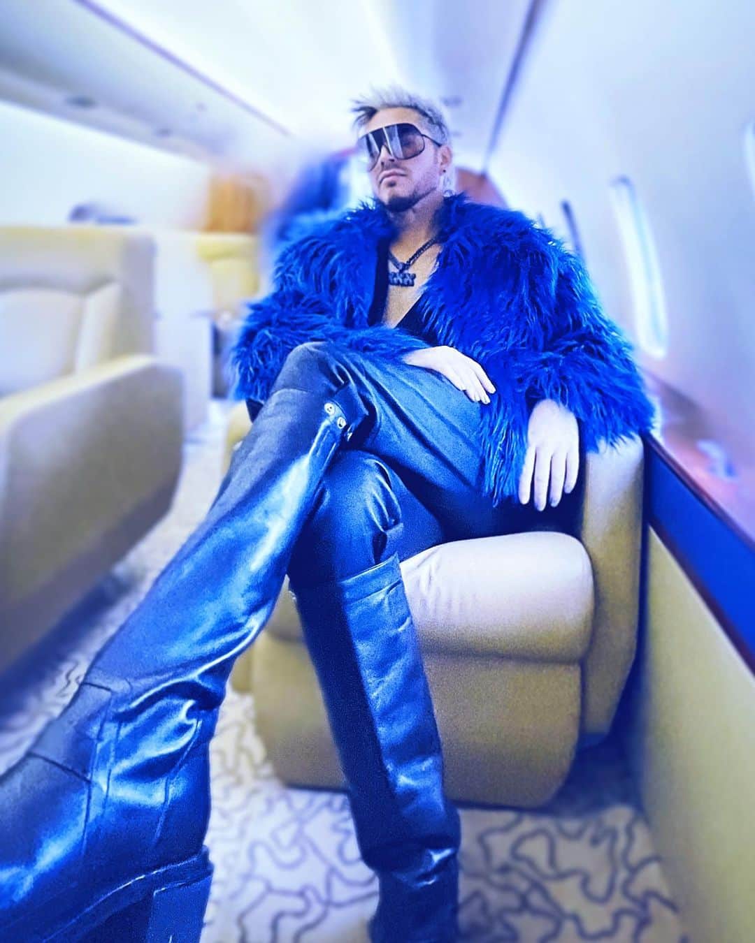 アダム・ランバートのインスタグラム：「Jet Set to BOSTON!」