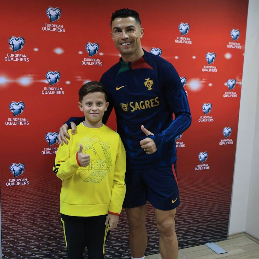 ミラレム・ピアニッチのインスタグラム：「Edin with his Idol  @cristiano ❤️ Obrigado bro」