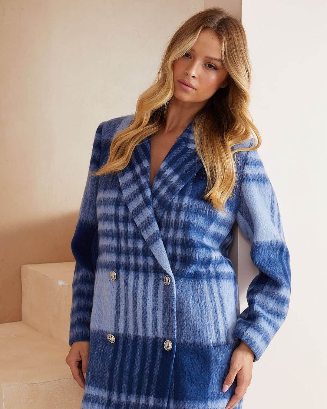 ゲスのインスタグラム：「Every season needs a splash of color. This one is calling for blue. #LoveGUESS」