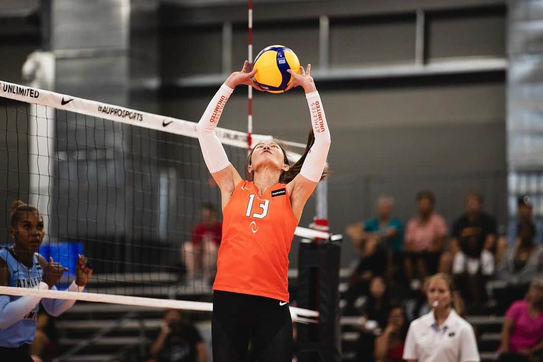 のインスタグラム：「🧡🍊วันนี้แข่ง 6 โมงเช้าไทย #AUVB #Season3  @auprovolleyball  @auprosports」