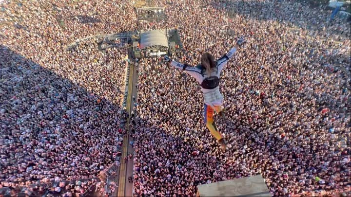 ジャレッド・レトのインスタグラム：「Would you do this? 😎 @aclfestival 🚀」