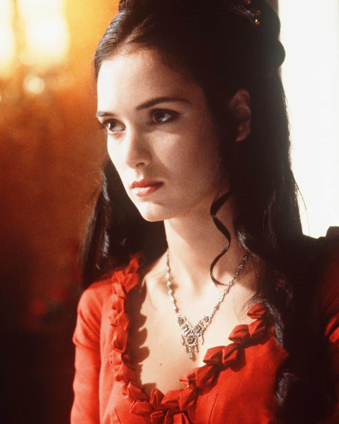のインスタグラム：「Halloween is looming, and while there's a place for gore-filled slashers on cold fall nights, there are plenty of cult horror movies to watch that hold their own sartorially. From Eiko Ishioka's Japanese-influenced creations for Bram Stoker's Dracula to the ridiculously covetable wardrobe in Ruth Gordon's Oscar-winning Rosemary's Baby, the fashions are just as striking now as they were in the '90s. At the link in bio, discover 40 of the most terrifying horror films with true fashion credentials to stream this Halloween.」