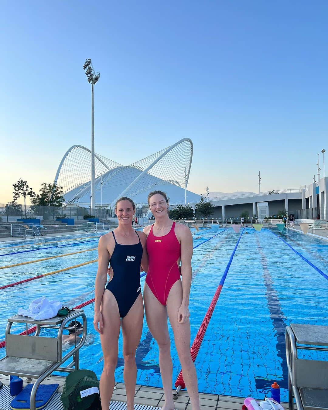 ブロンテ・キャンベルのインスタグラム：「Done in Athens 💃😁  My first time here, nice to put together some solid swims, get into the ocean (I’ve missed the salt) and train outdoors ☀️   Last week was my first 100m since Tokyo, now I’ve got 4 under my belt.  If you’re out of the sport for more than a year your times are invalid, so swipe to see me lane 1, heat 1 with no entry time. The girl next to me is only about 13 years old 😁」