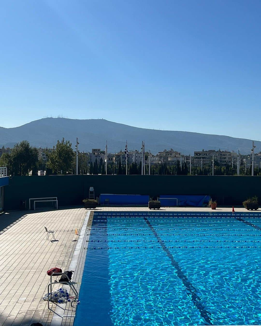 ブロンテ・キャンベルさんのインスタグラム写真 - (ブロンテ・キャンベルInstagram)「Done in Athens 💃😁  My first time here, nice to put together some solid swims, get into the ocean (I’ve missed the salt) and train outdoors ☀️   Last week was my first 100m since Tokyo, now I’ve got 4 under my belt.  If you’re out of the sport for more than a year your times are invalid, so swipe to see me lane 1, heat 1 with no entry time. The girl next to me is only about 13 years old 😁」10月16日 3時54分 - bronte_campbell