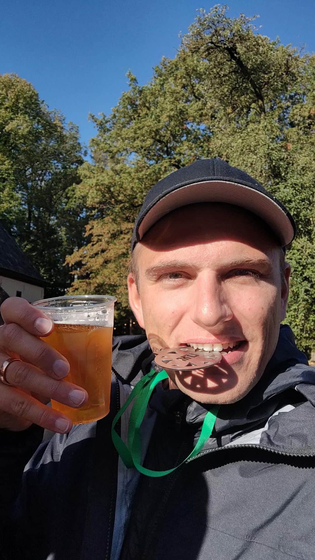 マルセル・キッテルのインスタグラム：「I’m not a runner but I did the #landgoedtwentemarathon now for the second time. It’s the only marathon where you start in teams of two (when one runs the other rides a bike), you’ll get great snacks along the route, everyone’s a winner and the atmosphere is incredible and “heel gezellig”! 😎 @tesskittelvonpiekartz couldn’t run with her baby belly but my friend Bert jumped in dressed as Thomas Müller.... 😂😜👍🏽」