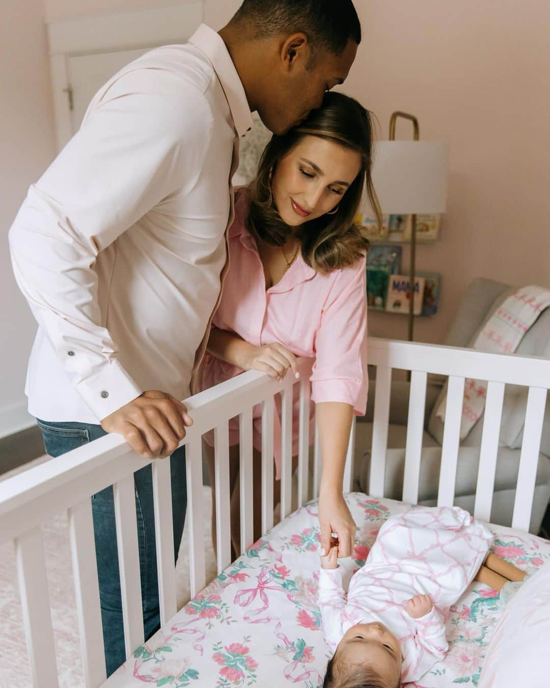 アディソン・ラッセルさんのインスタグラム写真 - (アディソン・ラッセルInstagram)「Our family got a whole lot sweeter and pinker!! Welcome home, Roma Rose!   Photos by the talented @sarahcolemanphoto」10月16日 3時56分 - addison_russell