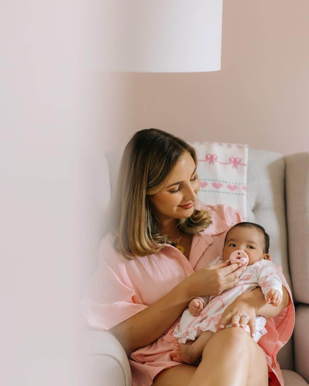 アディソン・ラッセルさんのインスタグラム写真 - (アディソン・ラッセルInstagram)「Our family got a whole lot sweeter and pinker!! Welcome home, Roma Rose!   Photos by the talented @sarahcolemanphoto」10月16日 3時56分 - addison_russell