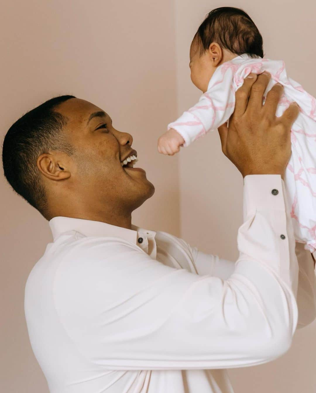 アディソン・ラッセルさんのインスタグラム写真 - (アディソン・ラッセルInstagram)「Our family got a whole lot sweeter and pinker!! Welcome home, Roma Rose!   Photos by the talented @sarahcolemanphoto」10月16日 3時56分 - addison_russell