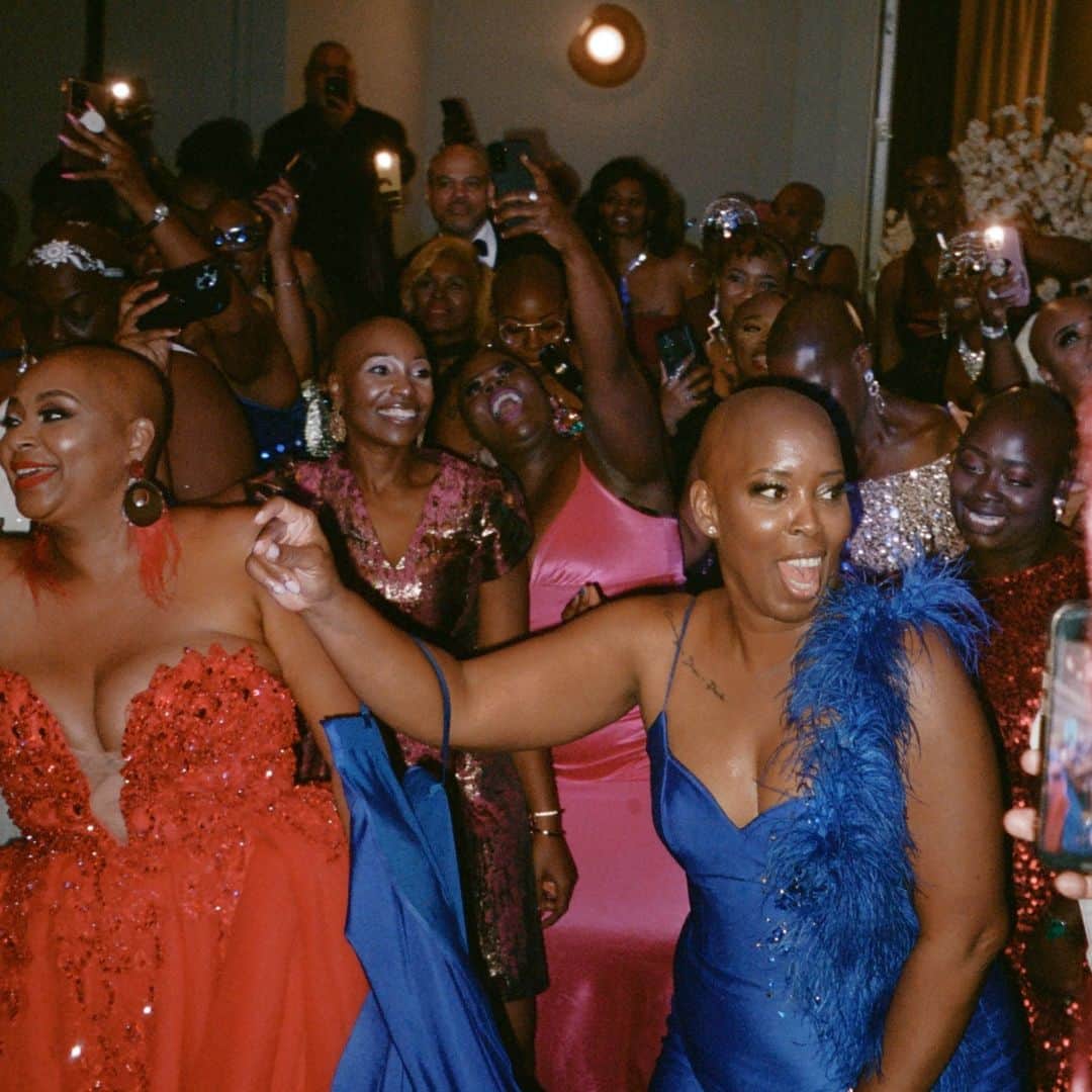 のインスタグラム：「"Baldie, you a baddie, and I need you to know it. Once you know it, then you need to show it," says motivational speaker @paulafontana3 over the loudspeaker during this year's Baldie Con— an event started by Felicia Flores to provide support for women who've experienced hair loss. Women traveled from across the United States, Canada, and even Barbados to convene for the second annual event in Atlanta, Georgia. They've come for much-needed community and to occupy a space where they're not subject to looks from strangers, where, for once, they're not the only one. Tap the link in our bio to go inside the uplifting event. Photographed by @slumpiera」